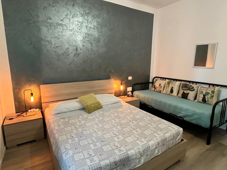 Bedroom, wardrobe, air conditioner