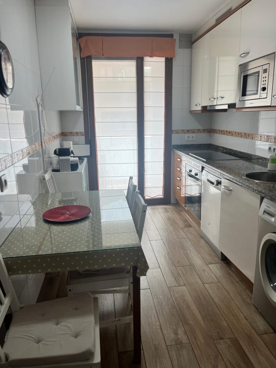 Kitchen or kitchenette, dishwasher, oven, toaster, washing machine