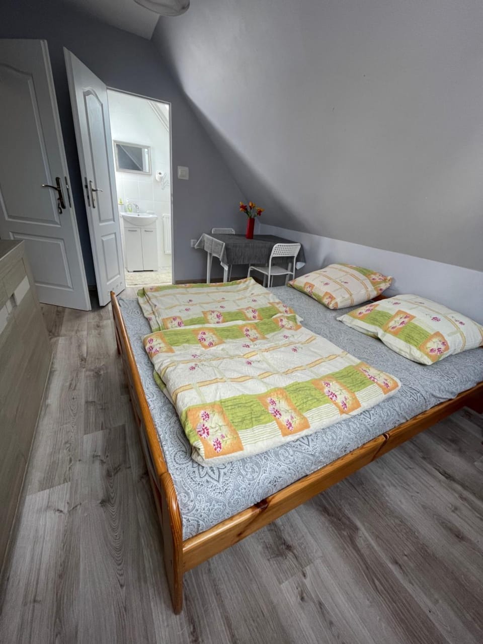 Bed, Photo of the whole room