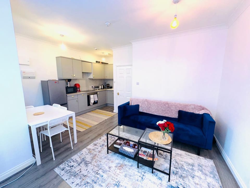 Kitchen or kitchenette, Living room, Seating area, Dining area
