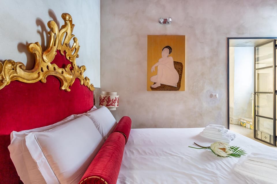 Bed, Photo of the whole room, Decorative detail, Bedroom