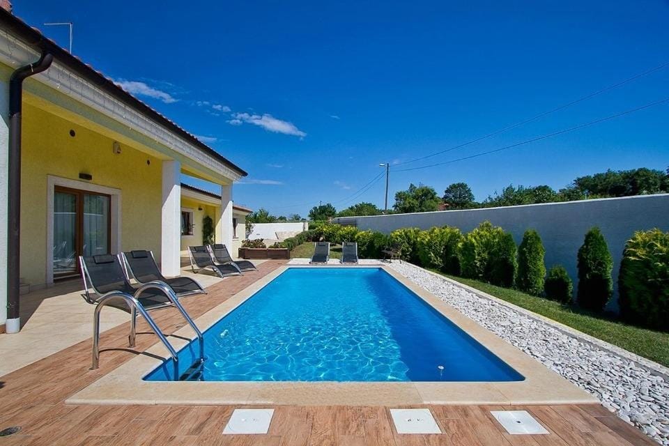 Swimming pool, Swimming pool