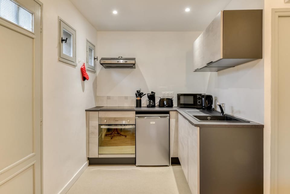 dishwasher, microwave, oven, kitchen