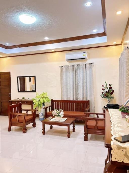 Living room, Seating area, air conditioner