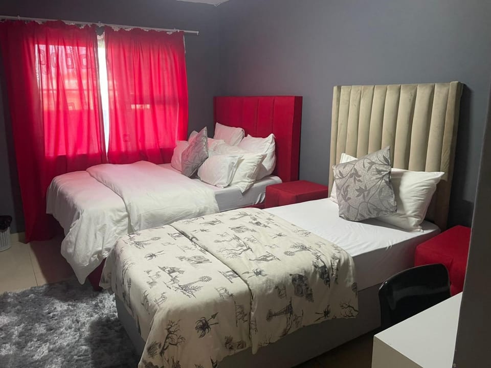 Bed, Photo of the whole room, Bedroom, group of guests, Family