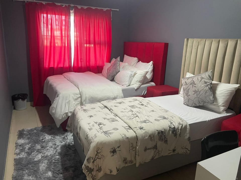Bed, Photo of the whole room, Bedroom, group of guests, Family