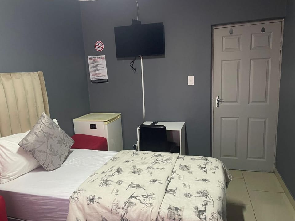 Bed, TV and multimedia, Photo of the whole room, Bedroom, group of guests, Family