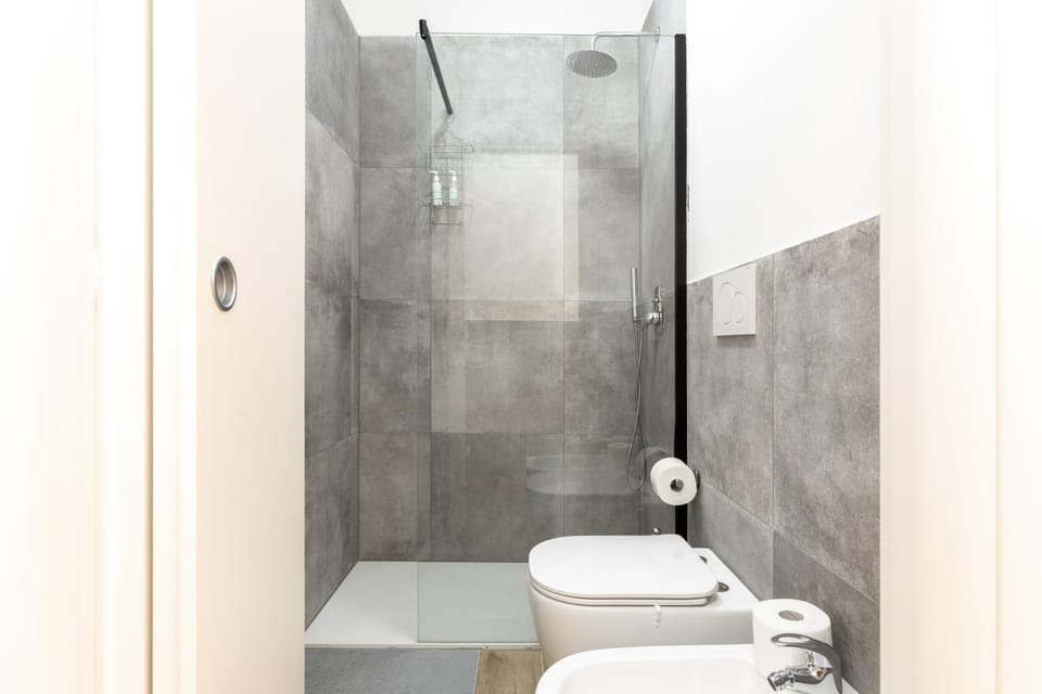 Shower, Toilet, Bathroom, bidet, towels