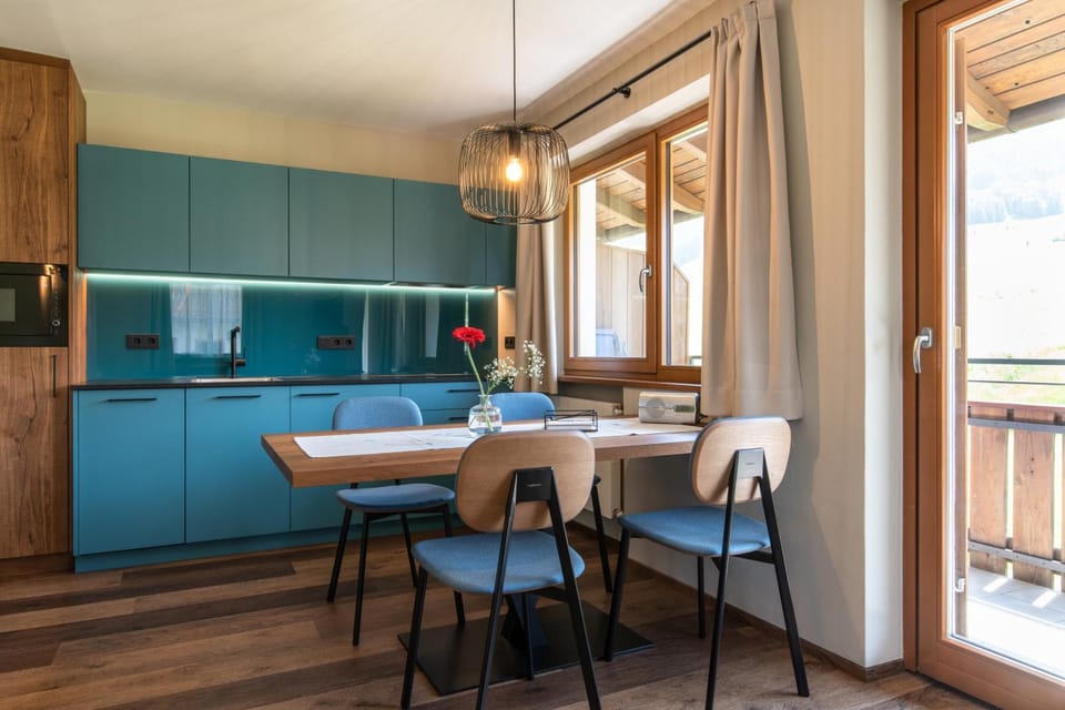 Kitchen or kitchenette, Dining area, minibar, stove