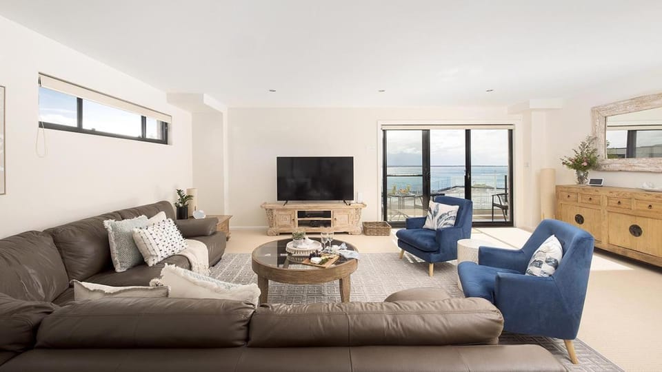 Communal lounge/ TV room, TV and multimedia, Living room, Seating area, Evening entertainment