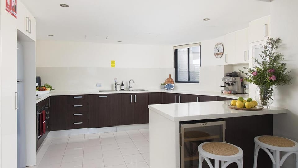 Kitchen or kitchenette, Dining area, dishwasher, minibar, stove