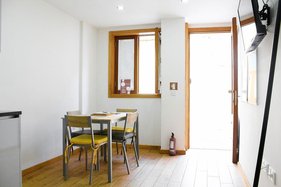 TV and multimedia, Kitchen or kitchenette, Dining area, air conditioner