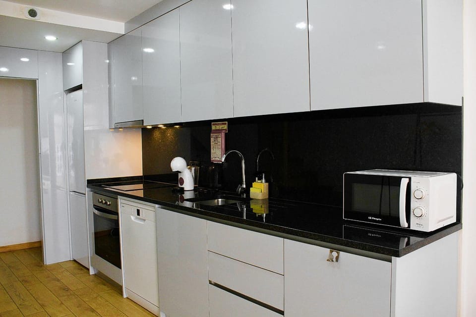 Coffee/tea facilities, Kitchen or kitchenette, dishwasher, microwave, oven, stove, toaster, air conditioner