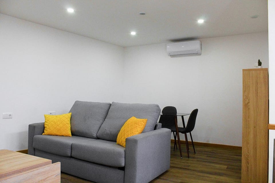 TV and multimedia, Living room, Seating area, air conditioner