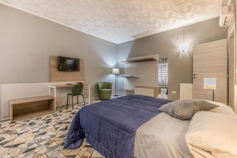 Bed, TV and multimedia, Photo of the whole room, Bedroom