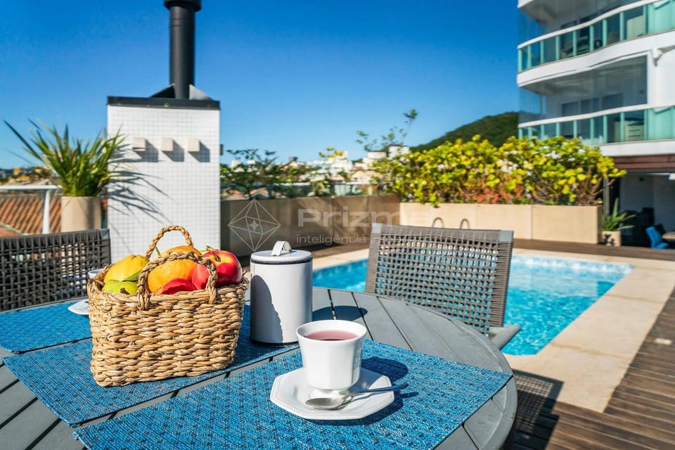 Swimming pool, Breakfast