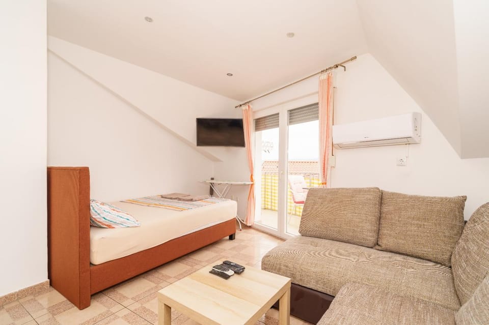 Bed, TV and multimedia, Living room