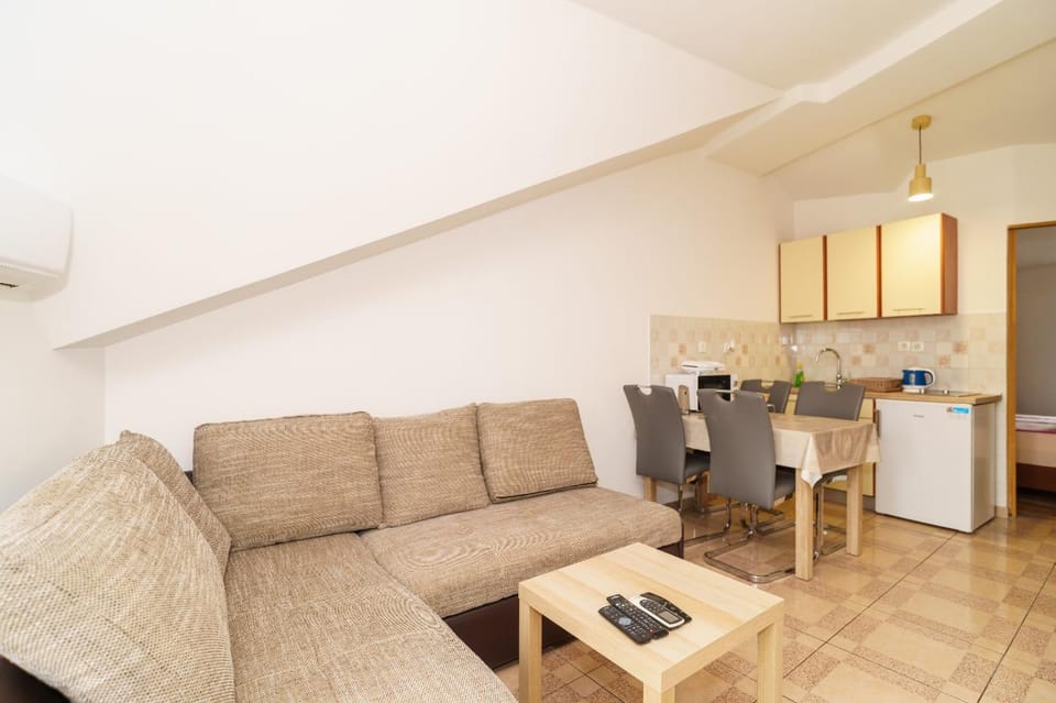 Kitchen or kitchenette, Living room, Seating area, Dining area