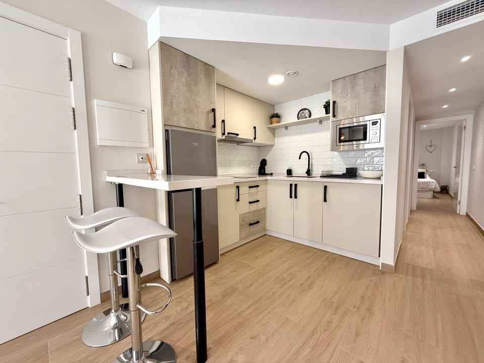 Kitchen or kitchenette, Dining area, stove