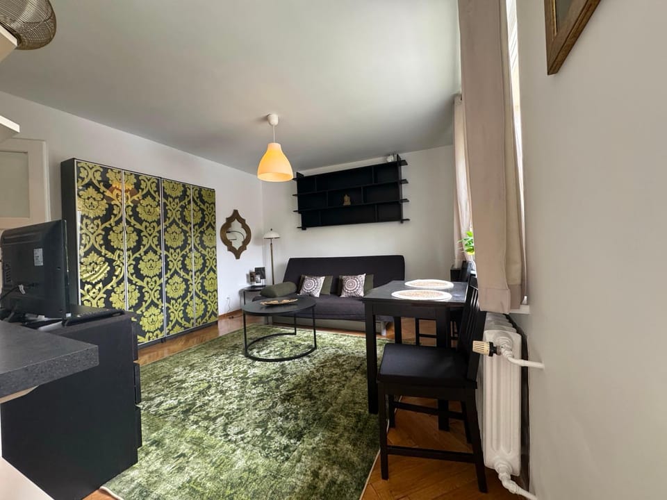 TV and multimedia, Living room, Photo of the whole room, Seating area, Evening entertainment