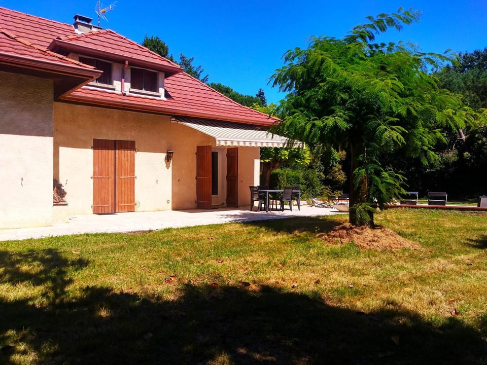 Property building, Dining area, Pool view, Swimming pool