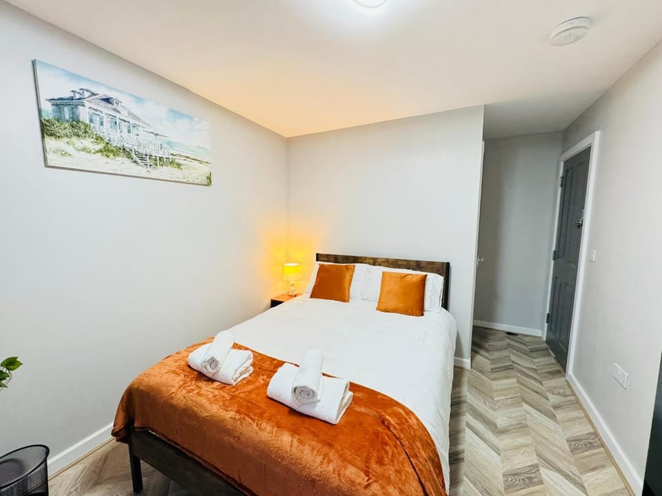 Bed, Photo of the whole room, Bedroom, towels