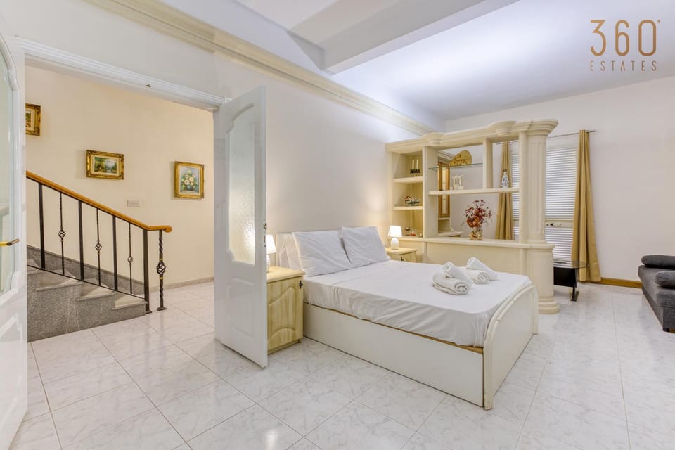 Bed, Living room, Photo of the whole room, Seating area, Bedroom, towels