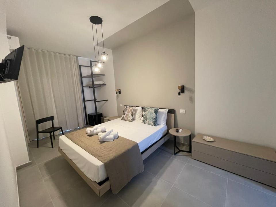 Bed, TV and multimedia, Photo of the whole room, Bedroom, towels