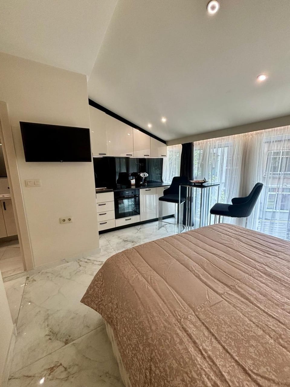 Bed, TV and multimedia, Kitchen or kitchenette, Living room, Photo of the whole room, Seating area, Bedroom, minibar, oven