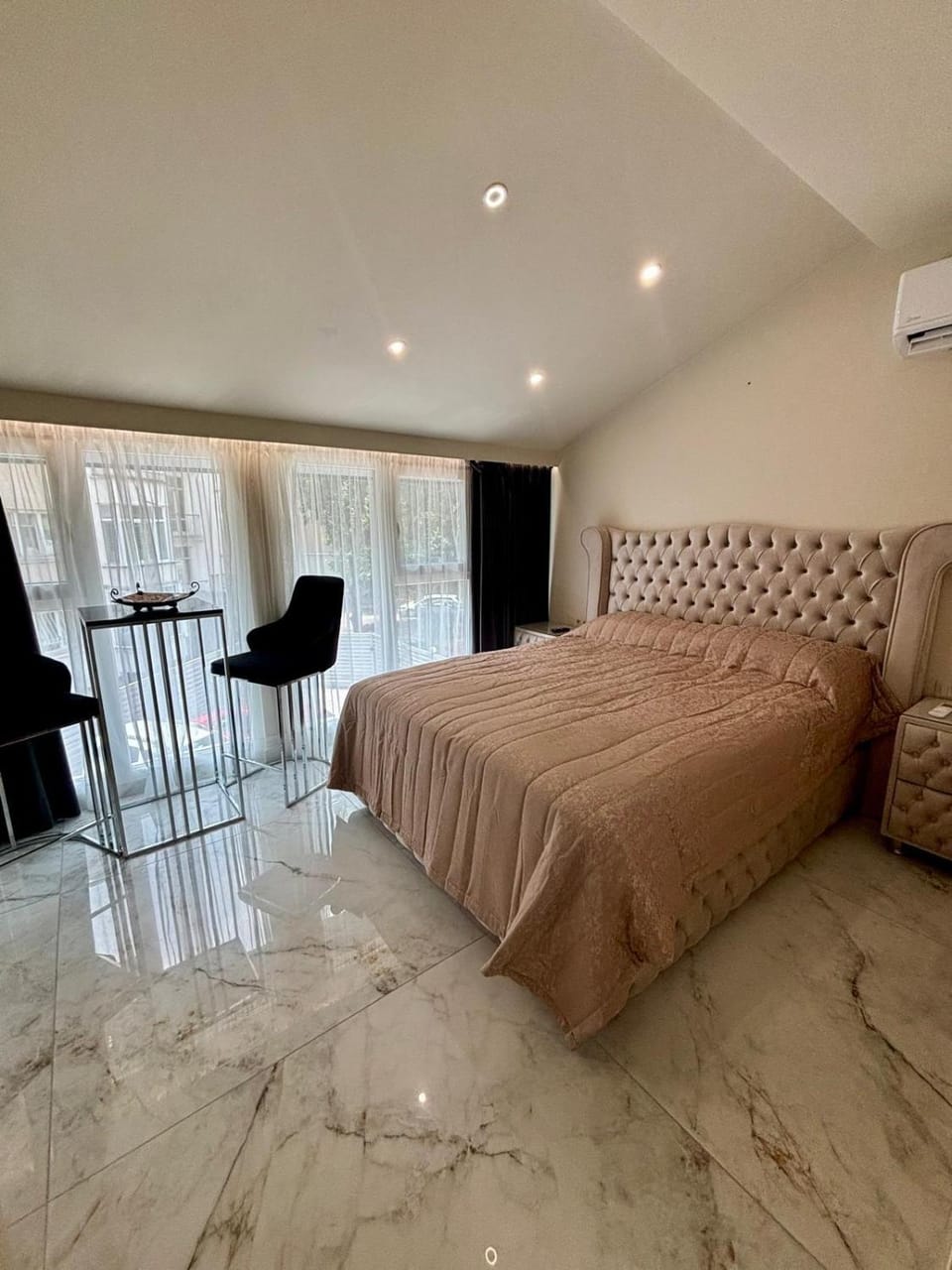 Bed, TV and multimedia, Living room, Photo of the whole room, Seating area, Bedroom, air conditioner