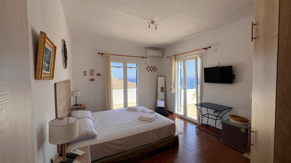Bed, TV and multimedia, Photo of the whole room, Bedroom, towels