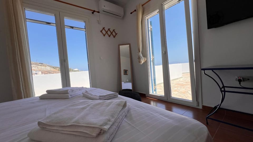 Bed, Natural landscape, TV and multimedia, Photo of the whole room, towels