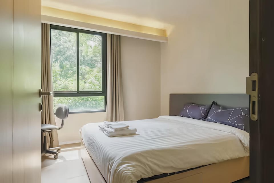 Bed, Photo of the whole room, Bedroom, towels