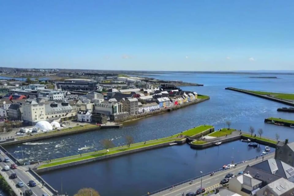 Stylish CITY Centre Townhouse, Sleeps 12 with Parking Apartment in Galway