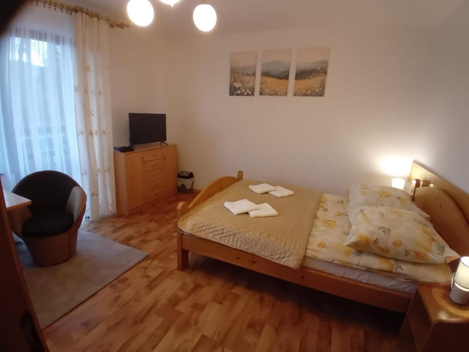 Bed, TV and multimedia, Photo of the whole room, Seating area, Bedroom, towels