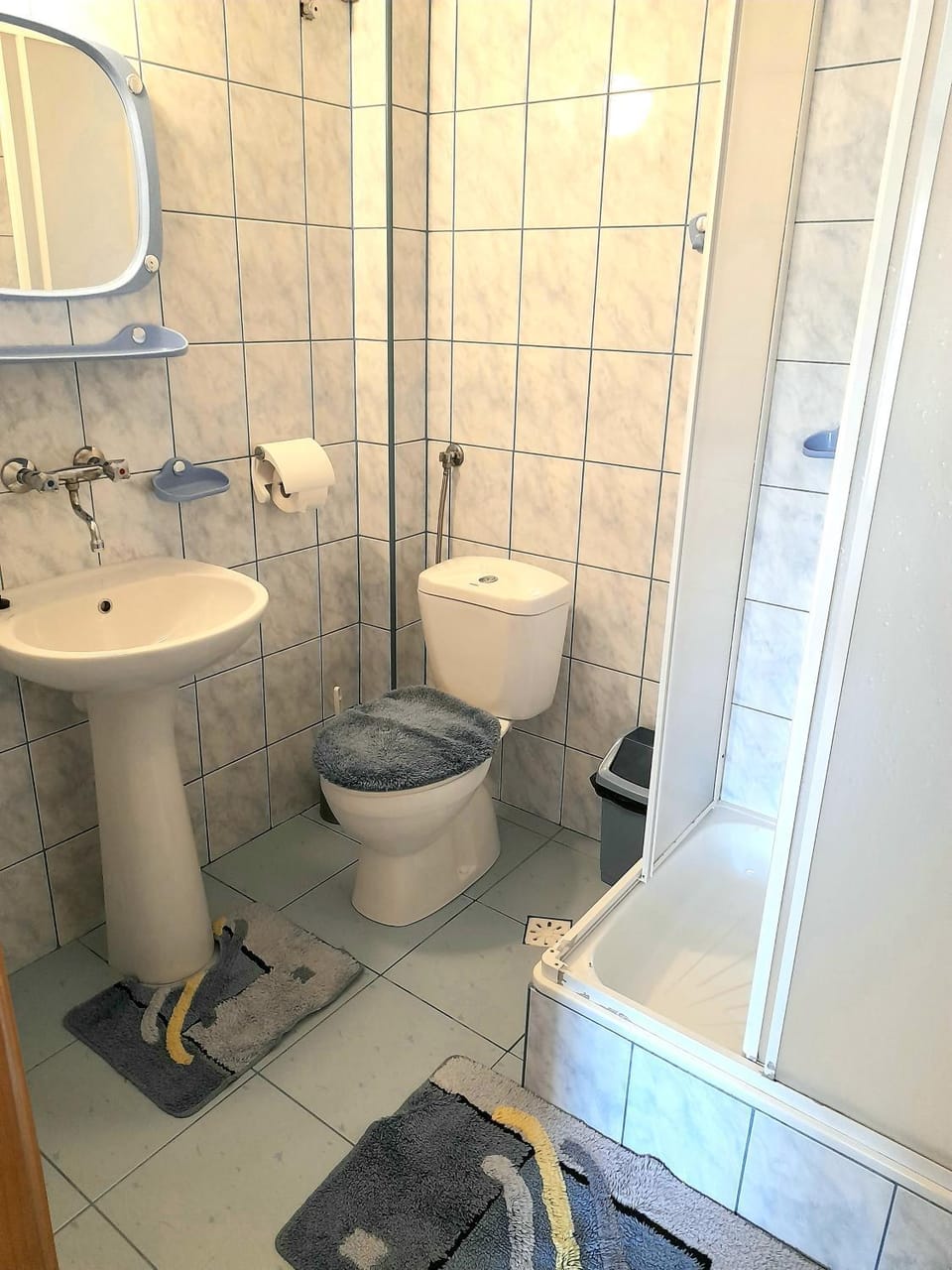 Shower, Toilet, Bathroom, towels