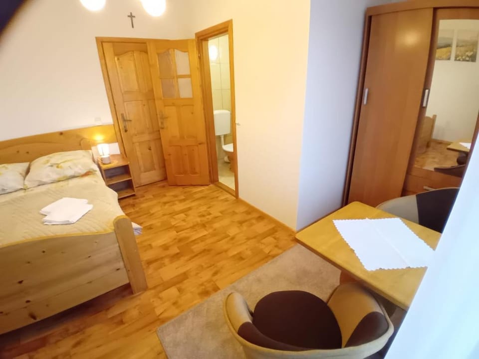 Photo of the whole room, towels, wardrobe
