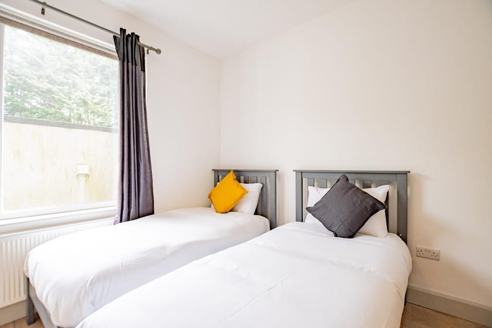 LARGE Modern House, Sleeps 17 with Parking House in Galway