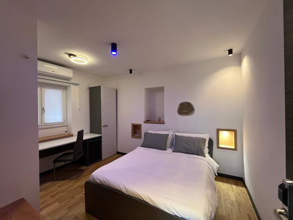Photo of the whole room, Bedroom