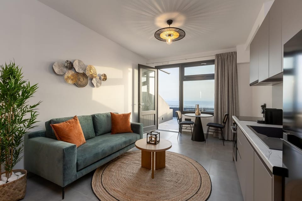 Natural landscape, TV and multimedia, Living room, Seating area, Sea view