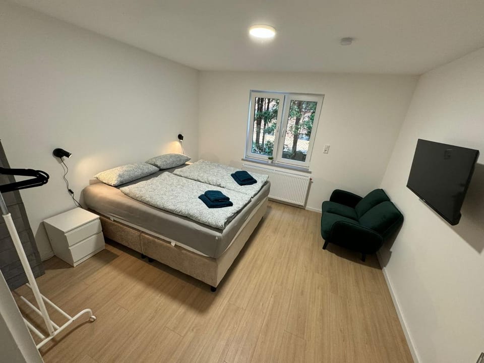 Bed, TV and multimedia, Bedroom
