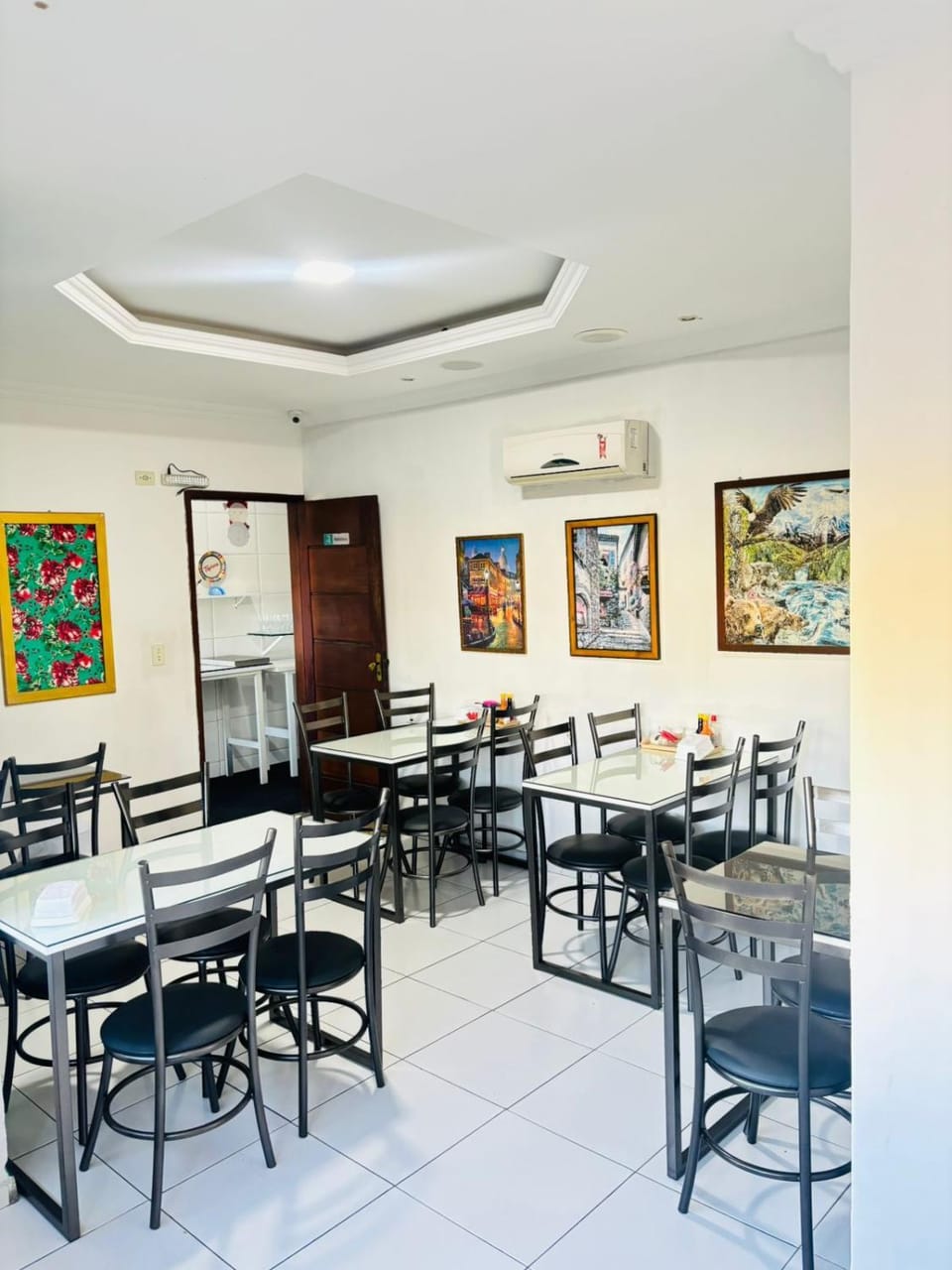 Restaurant/places to eat, Living room, Decorative detail, Seating area, Meals