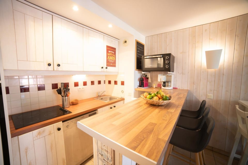 Coffee/tea facilities, dishwasher, oven, stove