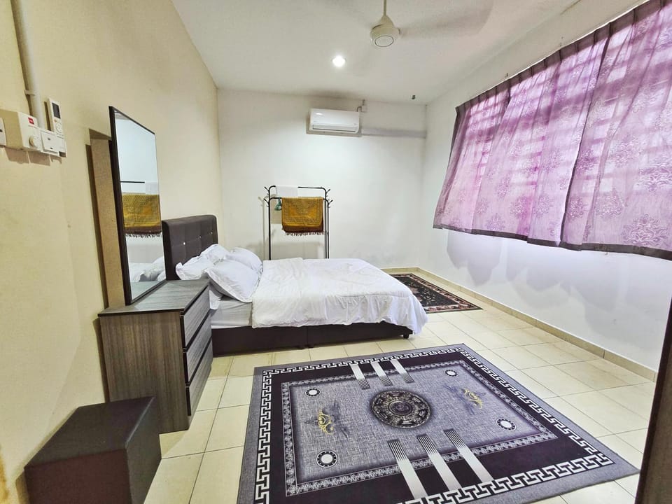Bed, Bathroom, Bedroom, air conditioner