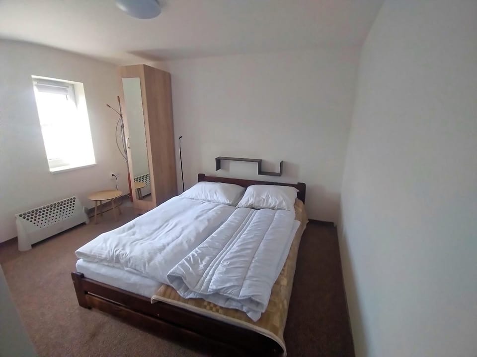 Photo of the whole room, internet