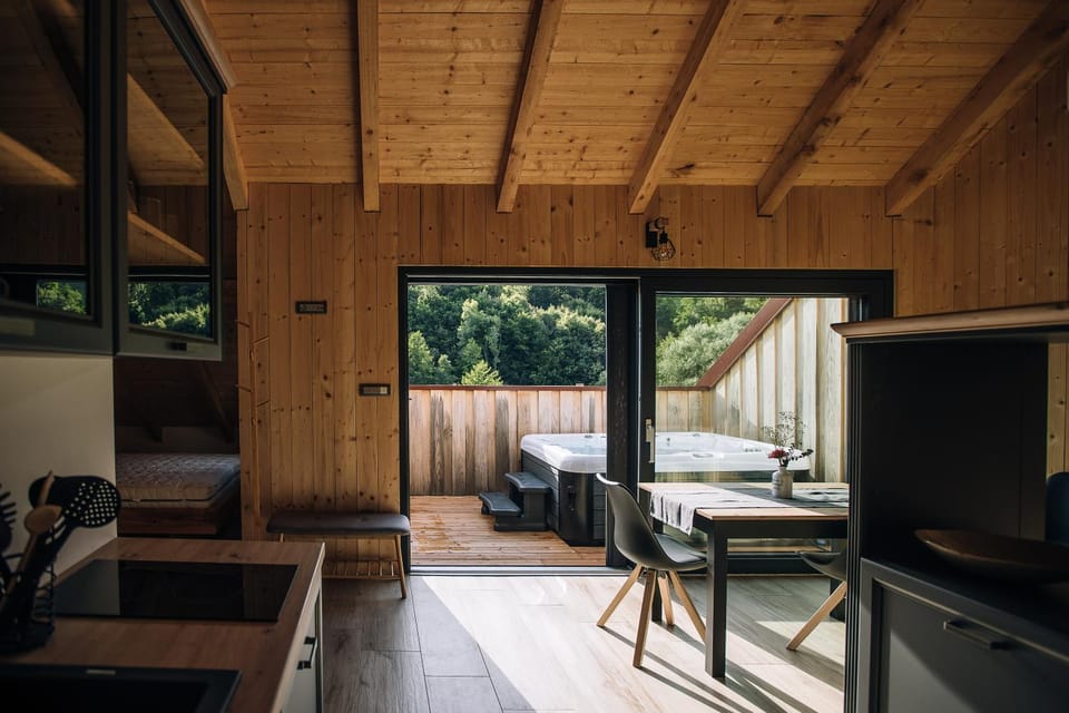 Hot Tub, Dining area
