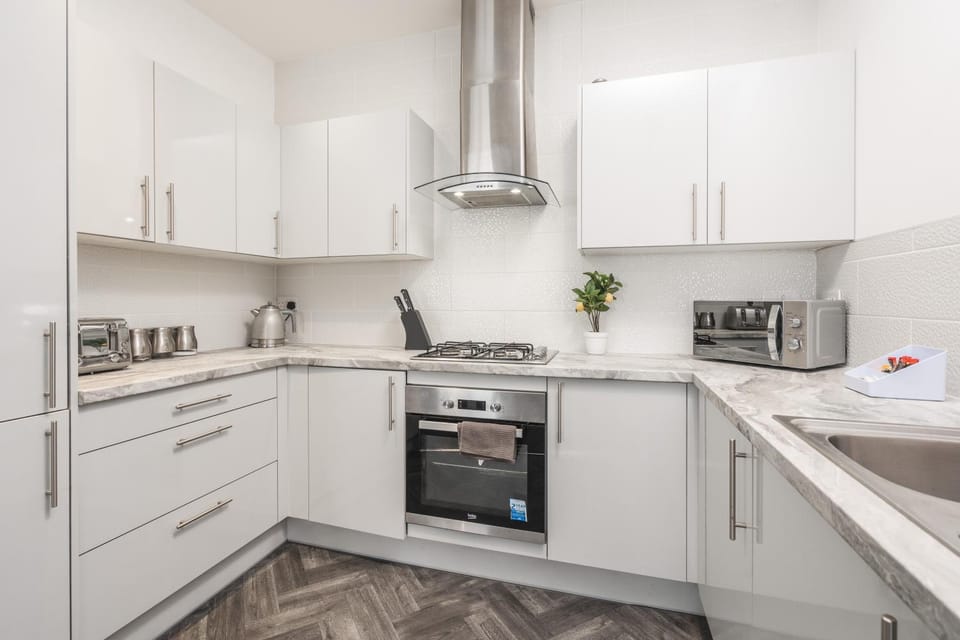 Huge Apartment - 8 Beds - Free Parking - Long Stays! Apartment in Liverpool