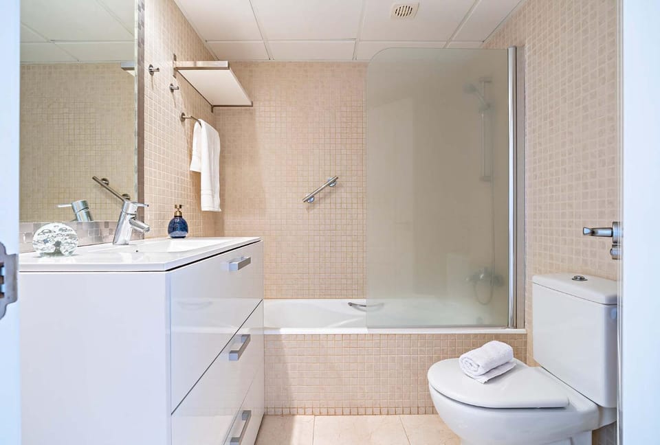 Shower, Toilet, Bathroom, Bath, towels
