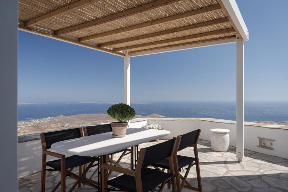 Patio, Day, Seating area, Dining area