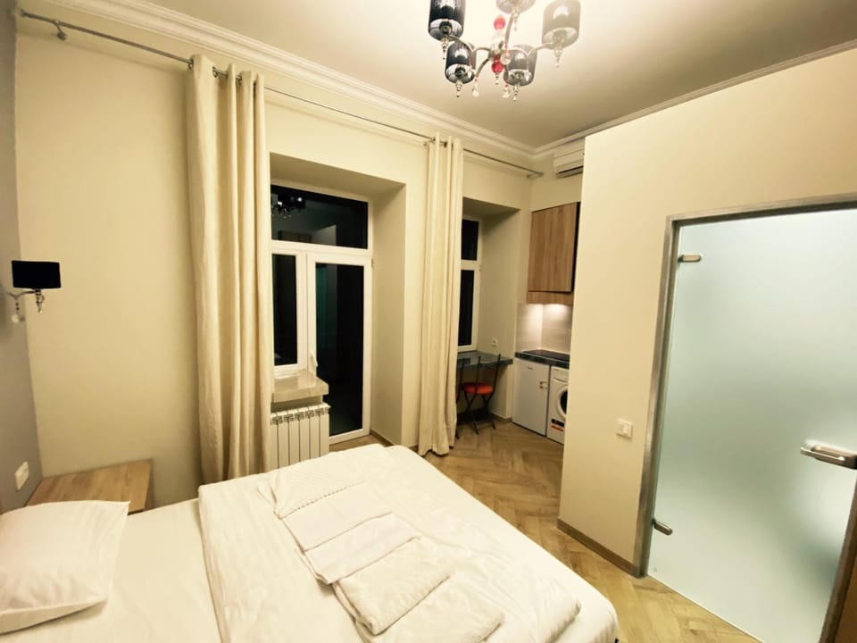 Bed, Photo of the whole room, towels